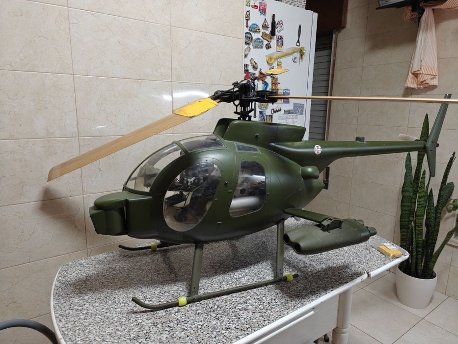 Thunder Tiger Raptor 50 com fuselagem Hughes 50