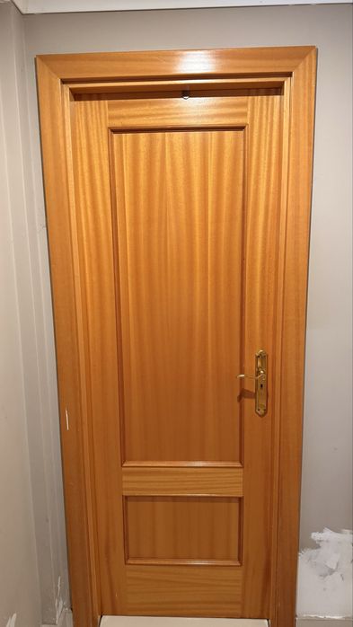 Porta interior abre a esquerda