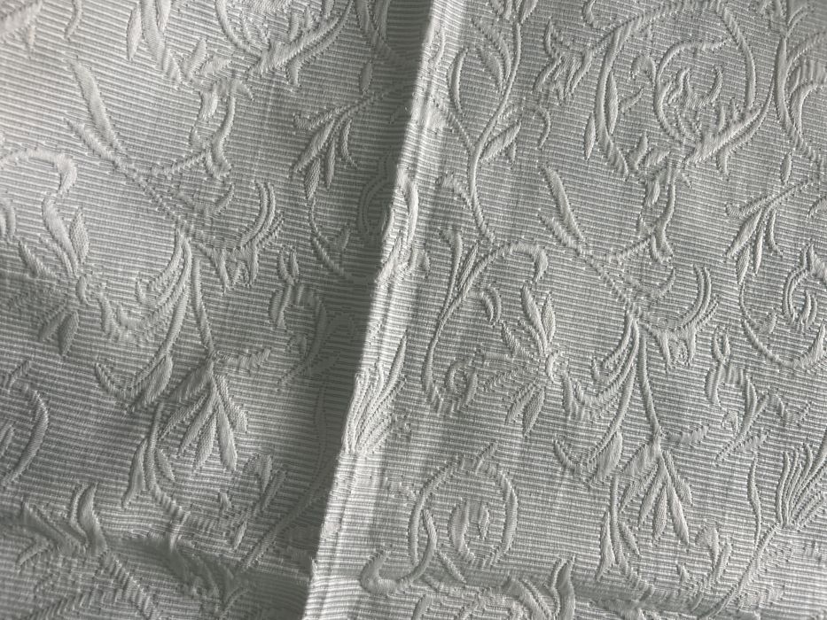 Штори на вікна грязно білого кольору