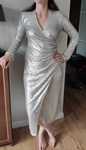 Sukienka elegancka cekinowa srebrna maxi midi H&M