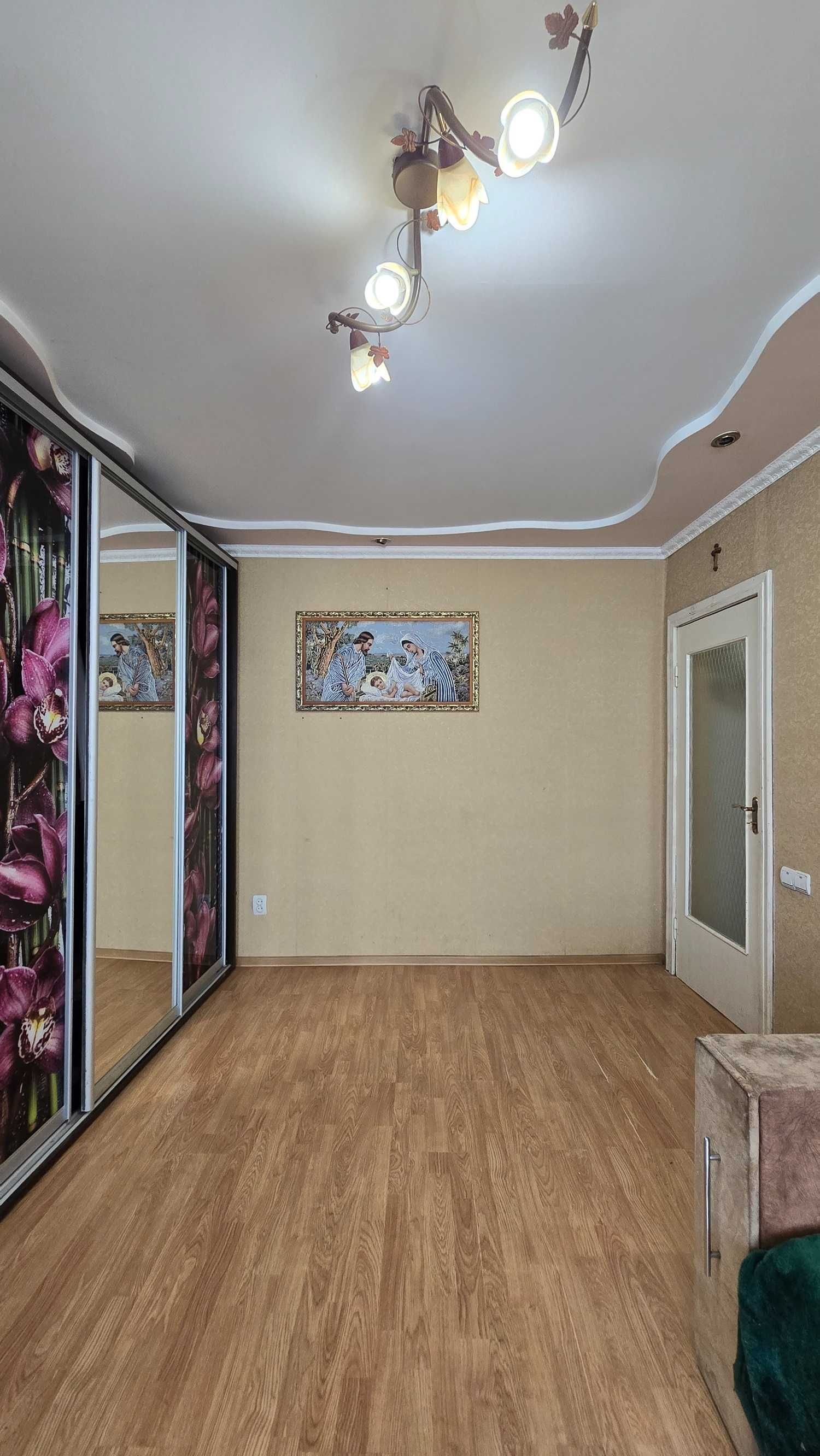 Продається 4-кімнатна квартира ЧЕШКА, вул. Достоєвського, 2