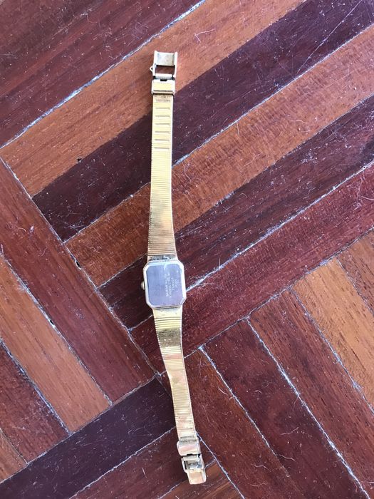 Relógio vintage dourado mulher