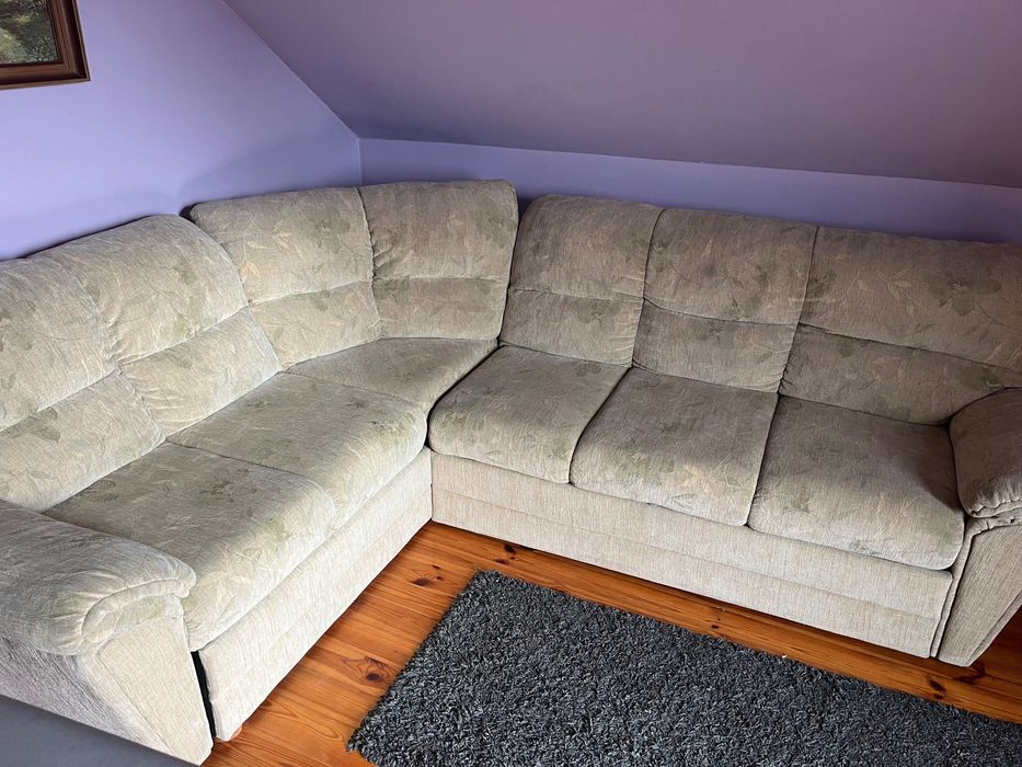 Beżowy narożnik w kwiatowe wzory