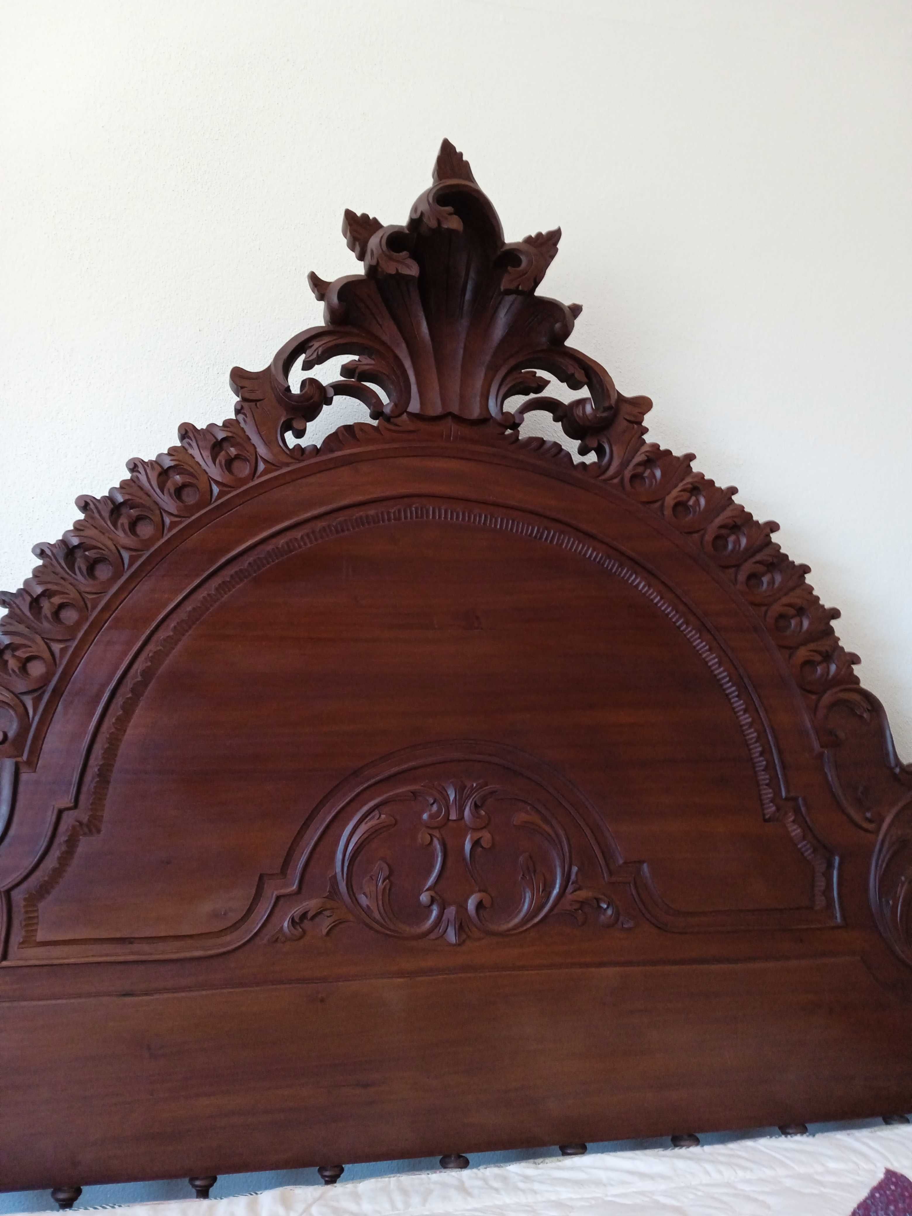 Móvel de QUARTO COMPLETO (Colchão incluído) em Nogueira