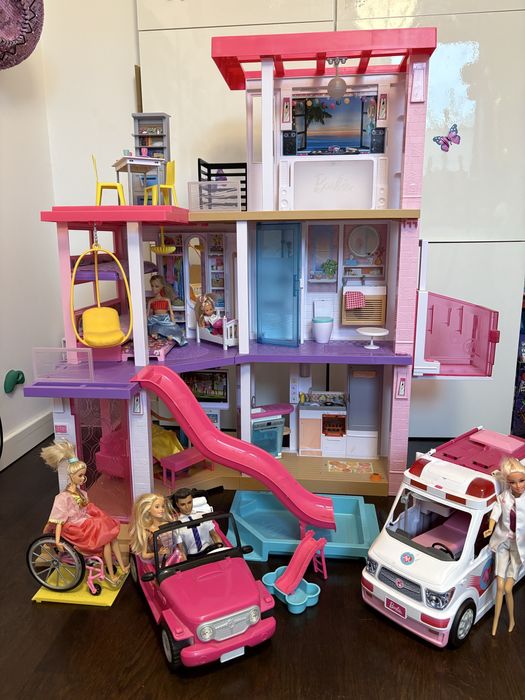 Barbie domek Dreamhouse Deluxe GRG93 z winda, karetka, auto, lalki