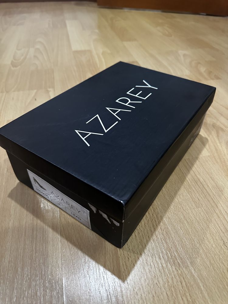 Sapatos Azarey.