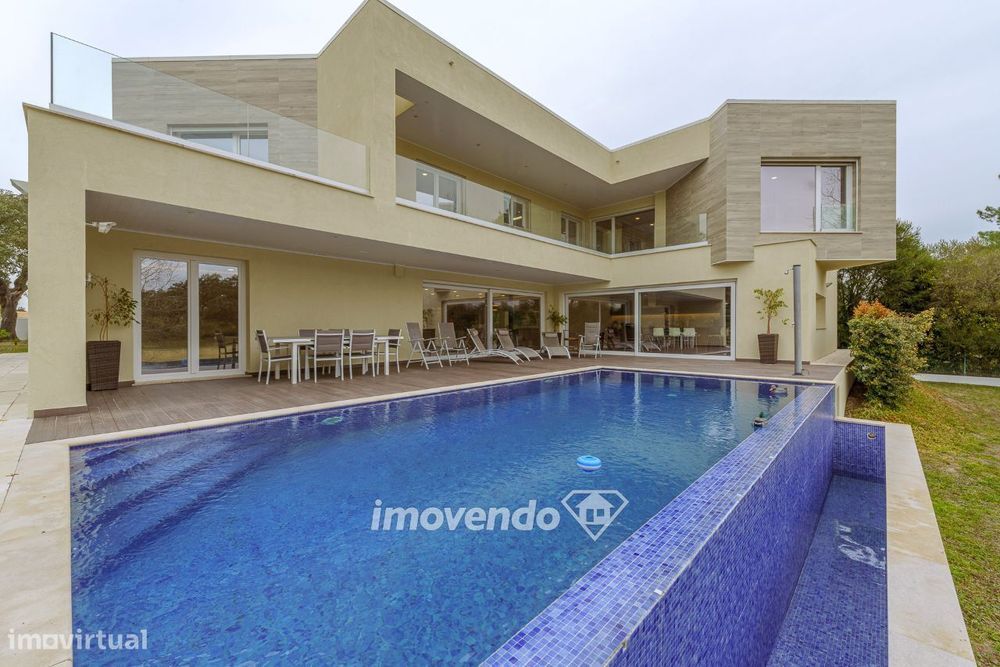 Moradia de luxo T5 com piscina, no Condomínio Golfe do Montado