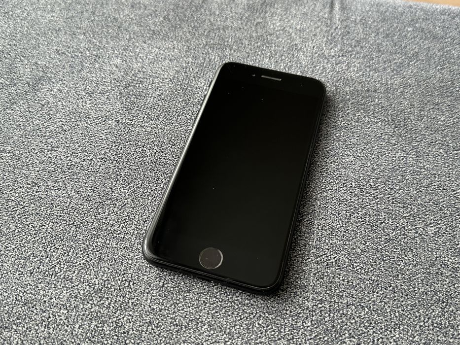 Iphone SE 2020 + etui, ładny stan