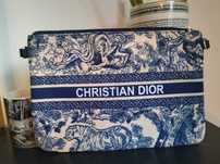 torebka kopertowa z napisem Christian Dior
