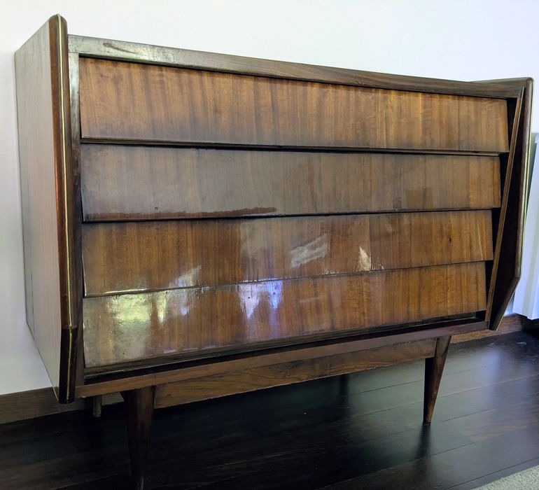 Cómoda anos 50/60 em mogno envernizado, com 4 gavetas.