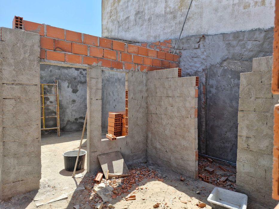 Terreno Urbano com 2 casas em Vale de Santarém