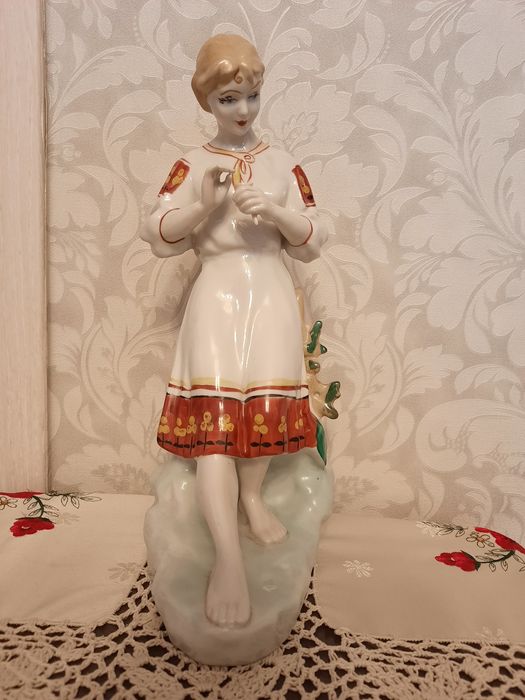 Порцеляна, дівчина з квіткою роз. 30 х16 см.вага 1,2 кг.