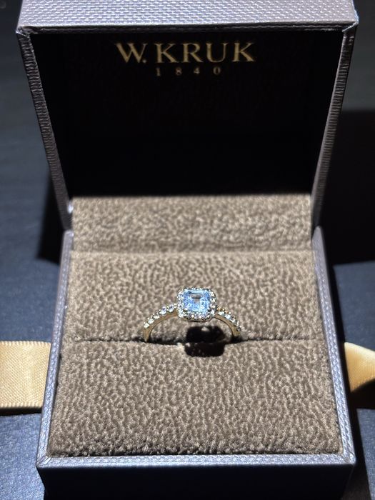 Złoty poerścionek z topazem błękitnym