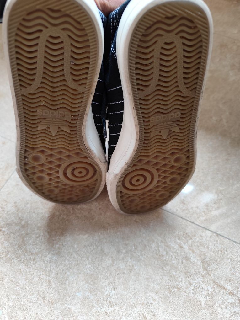 Sapatilhas Adidas muito bem conservadas.