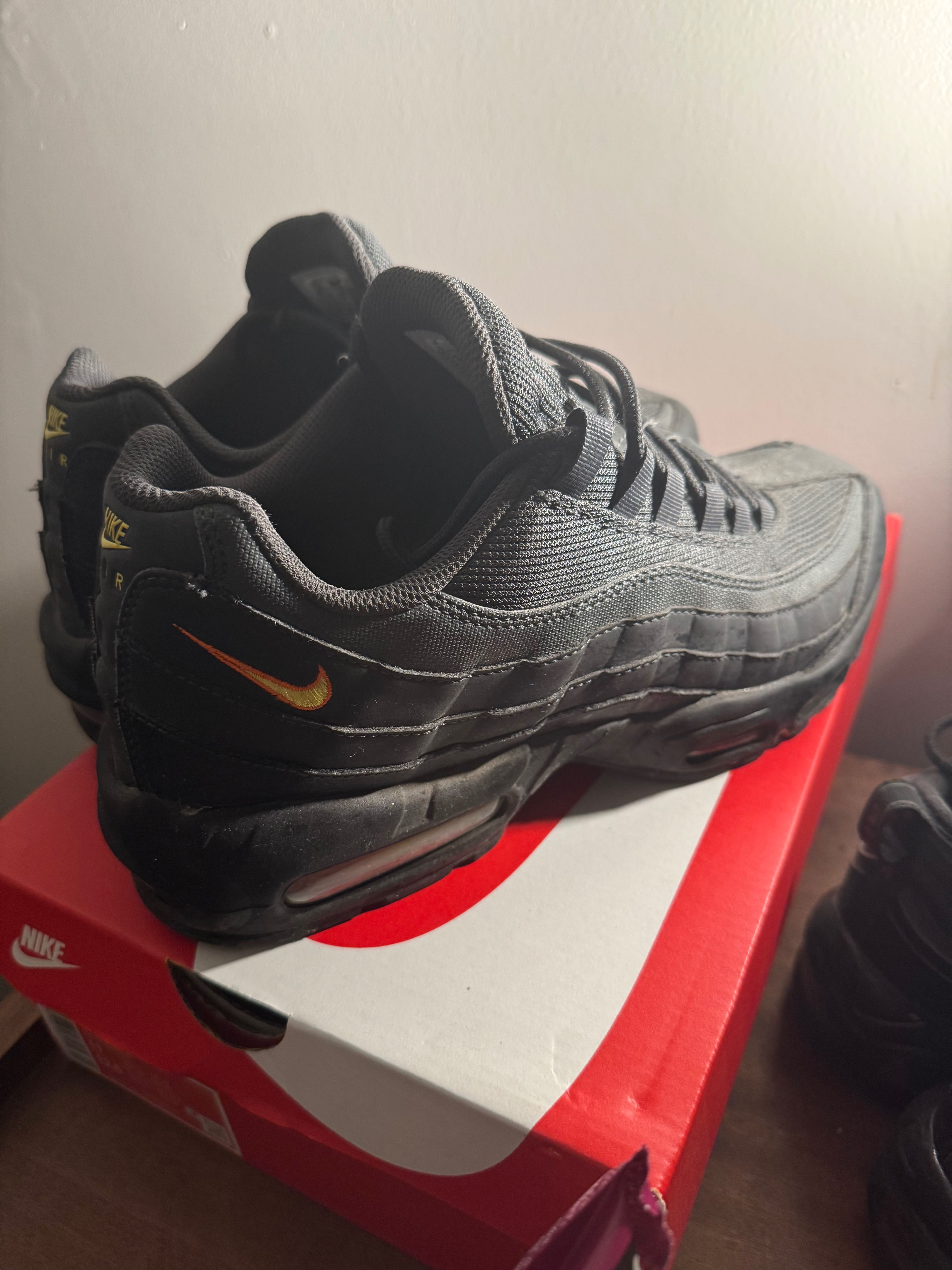 Air Max 95 gold limitado