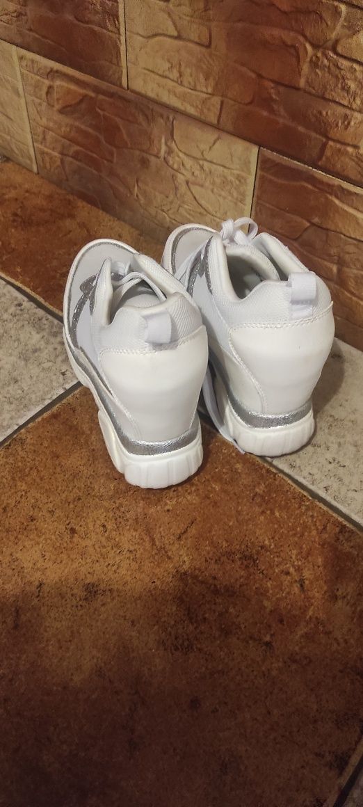 Biało srebrne sneakersy na koturnie
