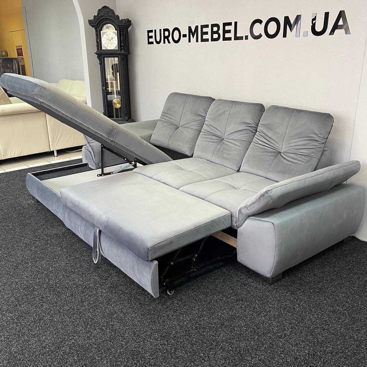 Сірий розкладний диван в тканині