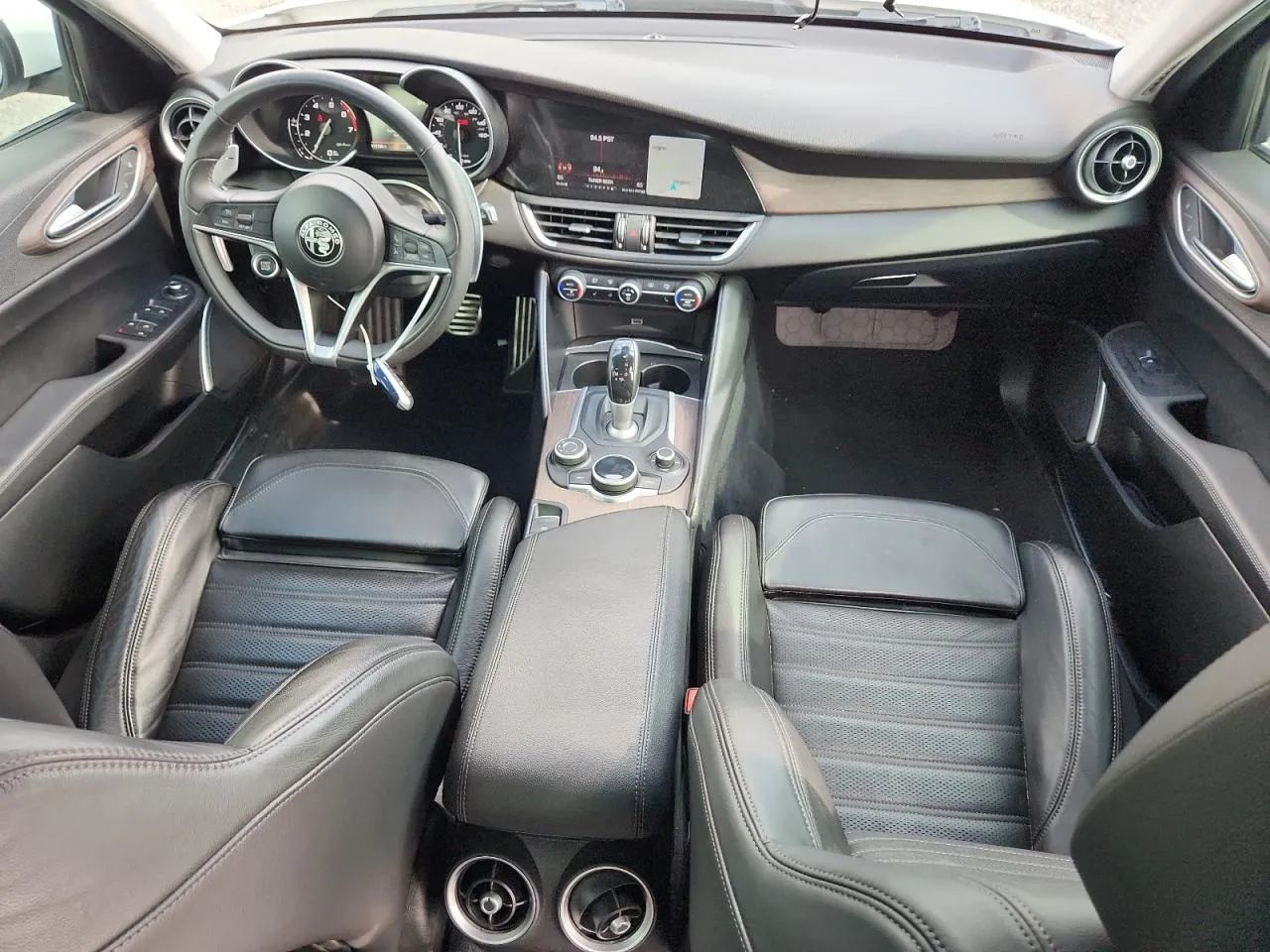Alfa Romeo Giulia Piękny sedan z małym przebiegiem w transporcie