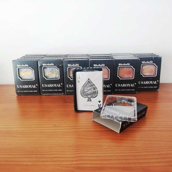 Baralho de 54 cartas revestido a plástico com caixa Novos e embalados