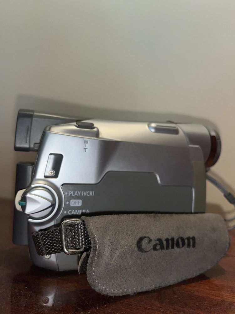 Продам відеокамеру canon MV800i