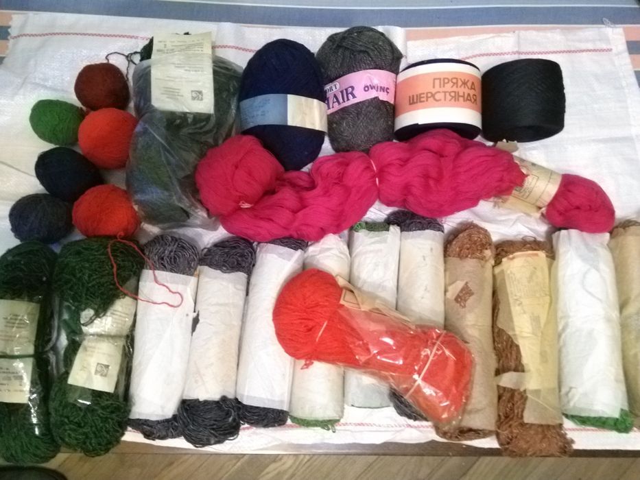 Пряжа шерсть, полушерcть, мохер ( всего 2 кг) + спицы. Торг.