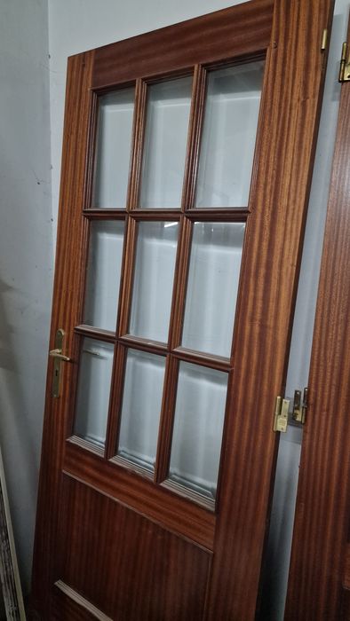 Porta de madeira com vidros