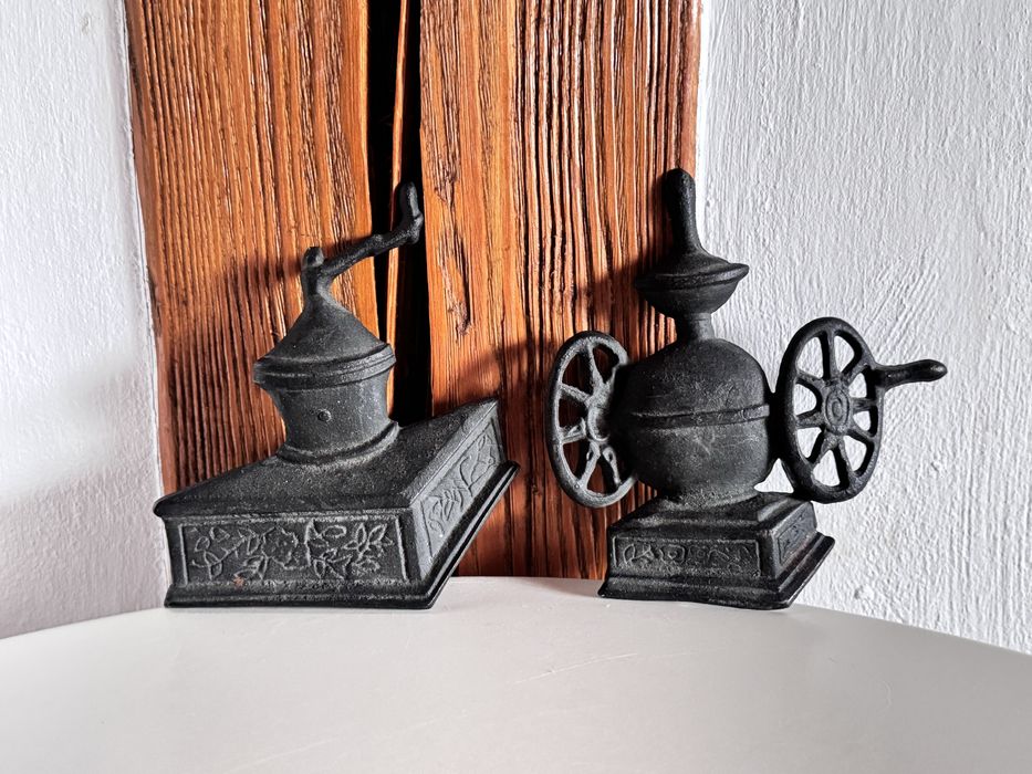 Żeliwny młynek do kawy, retro zawieszka do kuchni