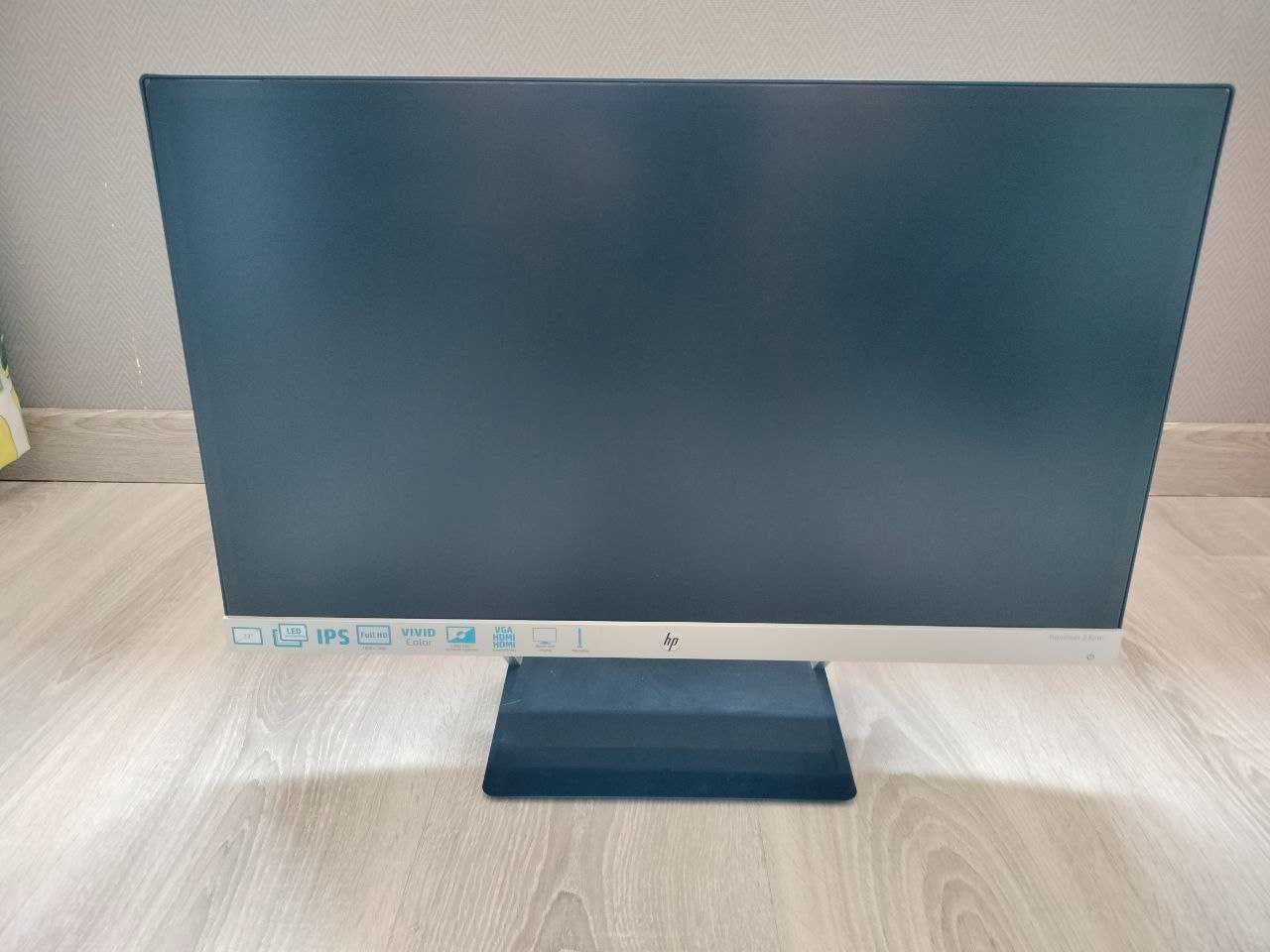 Computador desktop com monitor e sistema de som