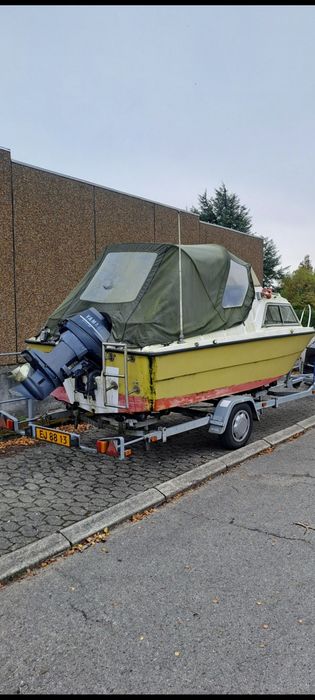 Łódka z przyczepką i silnikiem