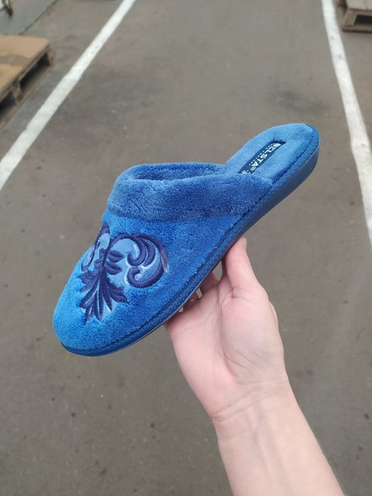 Продам женские синенькие с вышивкой узором . 330 грн.