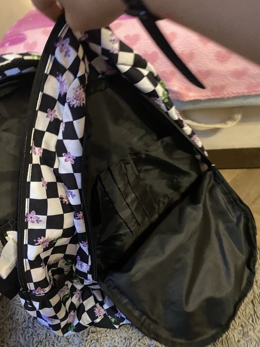 Czarny plecak z kwiatkami