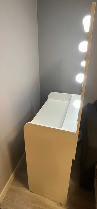 Toaletka z lustrem i podświetleniem LED