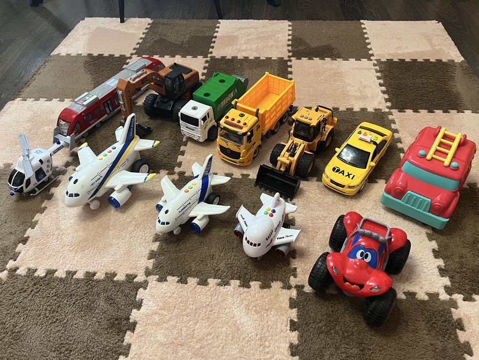 Спецтехніка, машинки, іграшки, літаки, трамвай, екскаватор, таксі