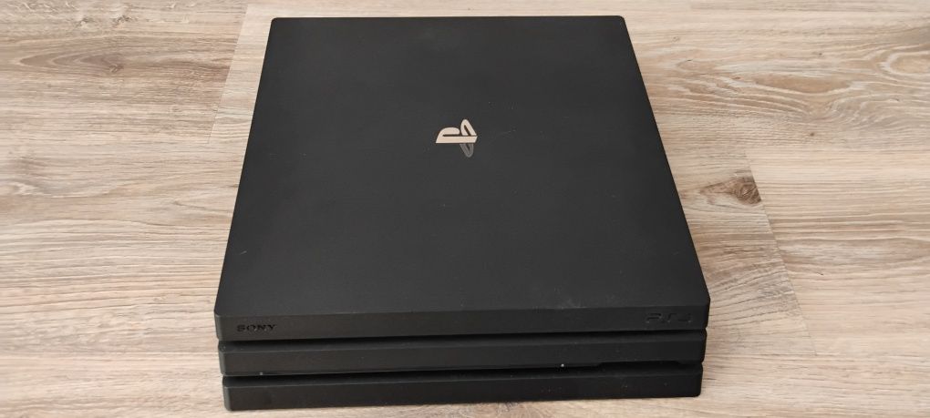 Playstation 4 Pro (konsola, dwa pady, ładowarka, dwie gry)