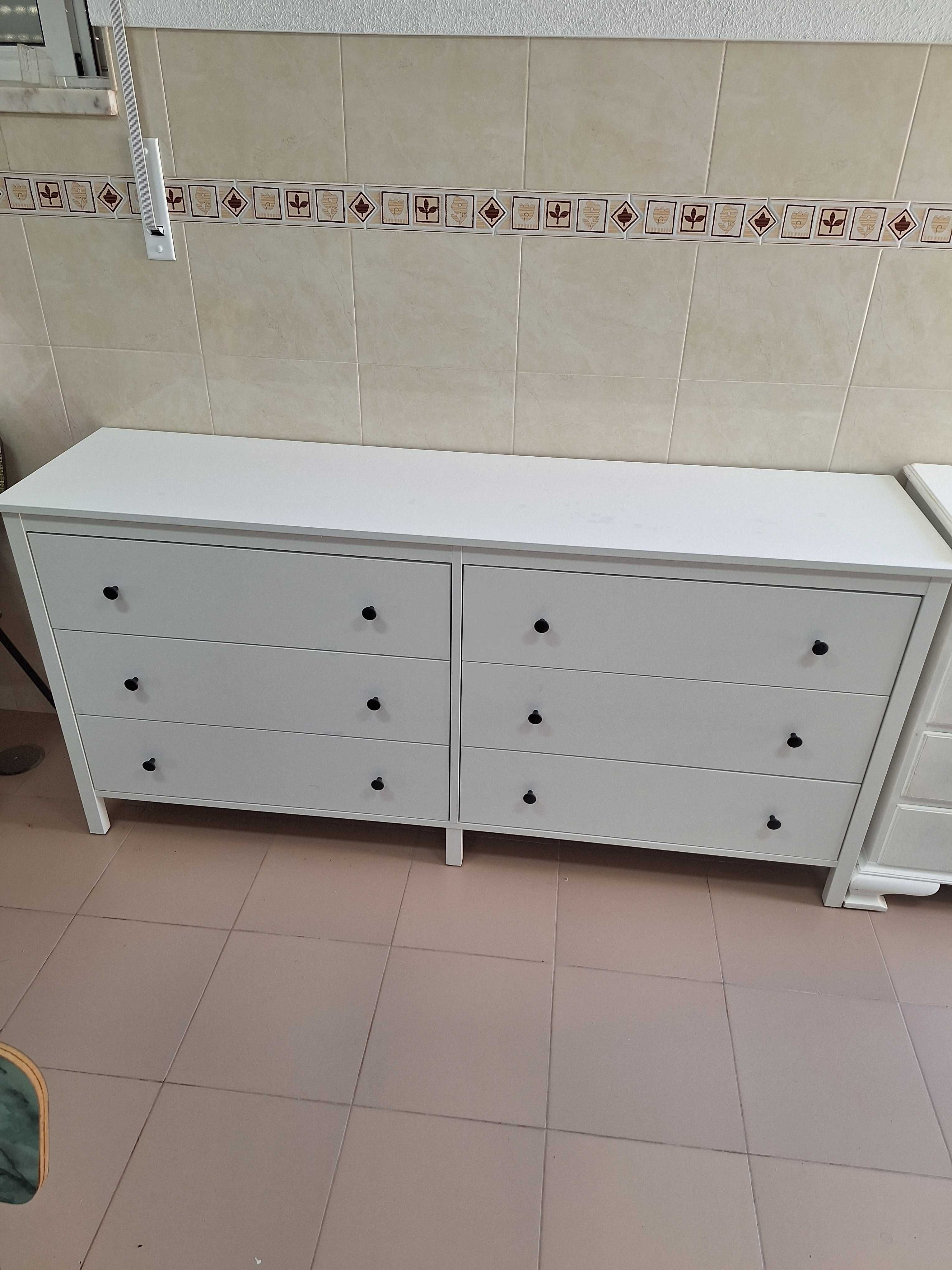 Cómoda Ikea com 6 gavetas