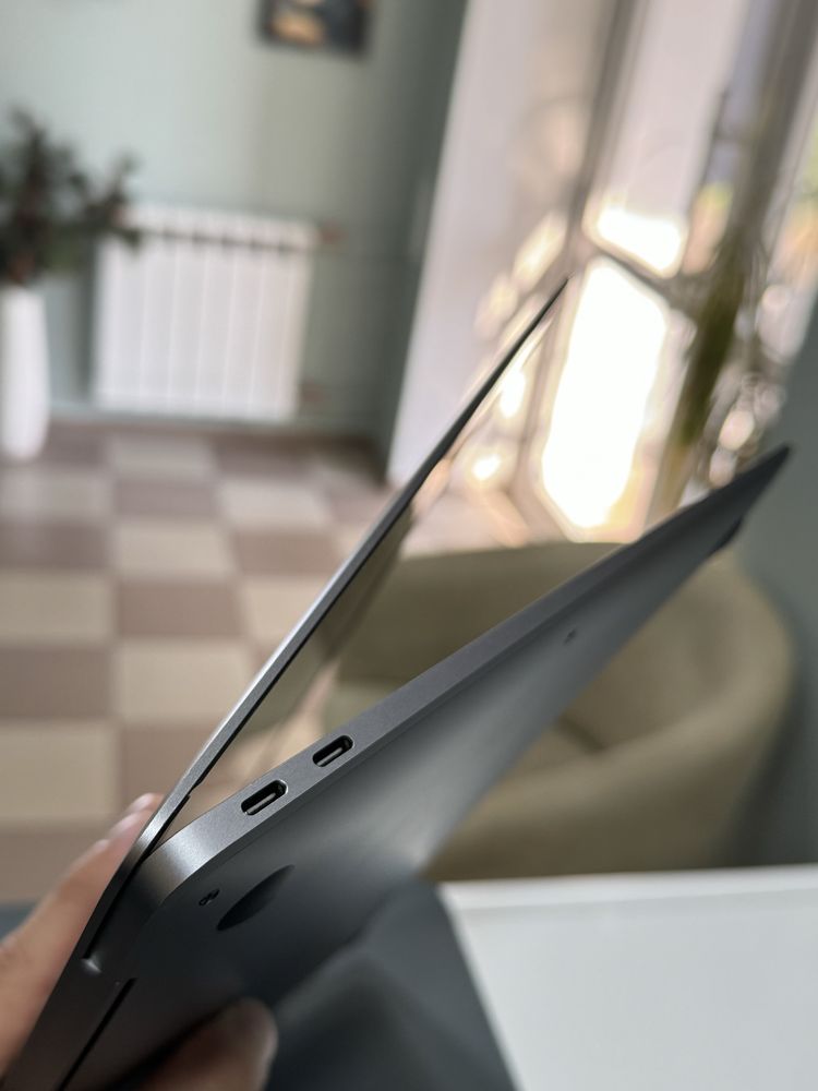 MacBook Air (M1, 2020) Silver, 256gb отличное состояние