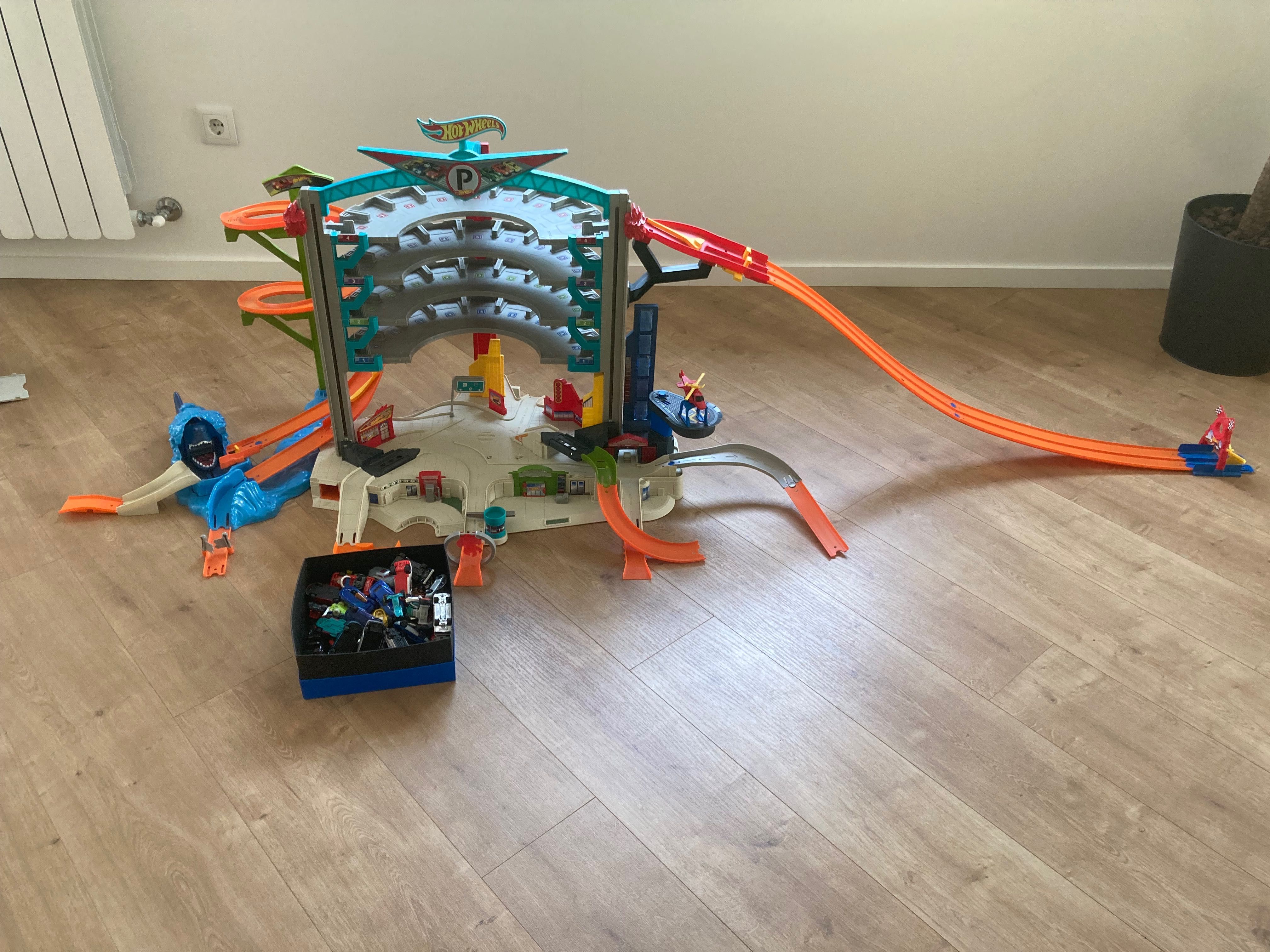 Pista Hot Wheel com carrinhos