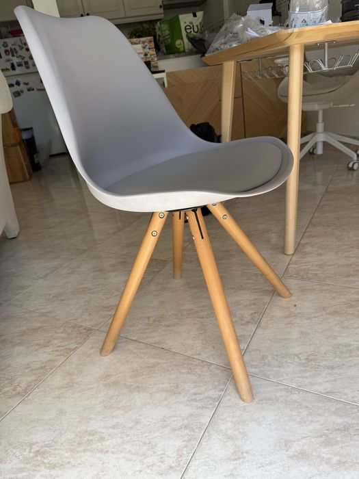 Cadeira cinza almofadada