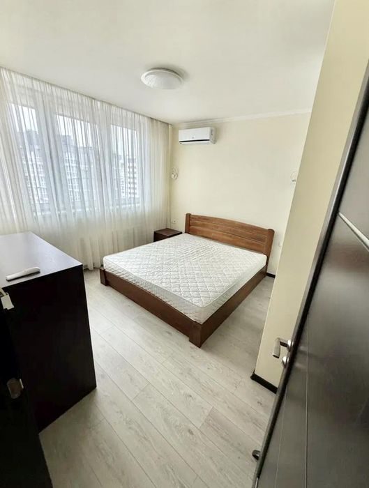 Простора 3-кімнатна квартира 100 м² з якісним ремонтом Олени Пчілки 8