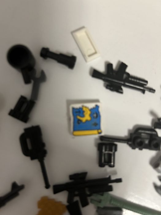 Лего чоловічки ,герої лего ,зброя ,рації