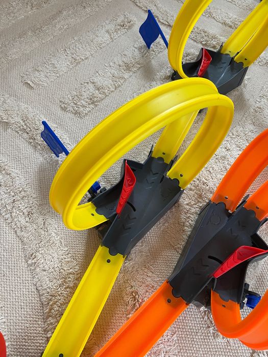 Трек Hot Wheels Карколомні трюки в петлях