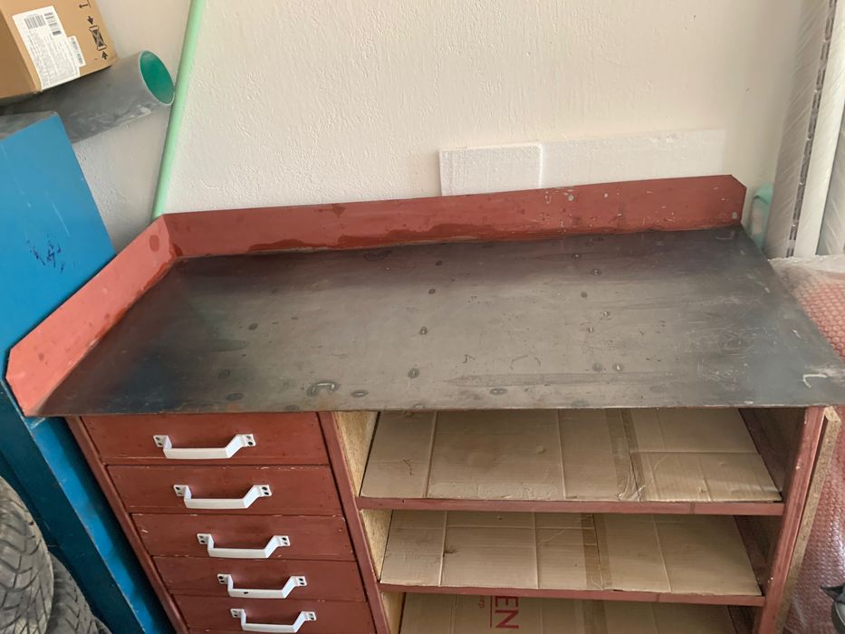 Продам  слесарный  стол