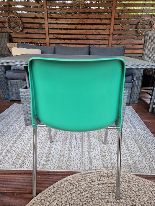 Krzesło plastikowe w kolorze zielonym