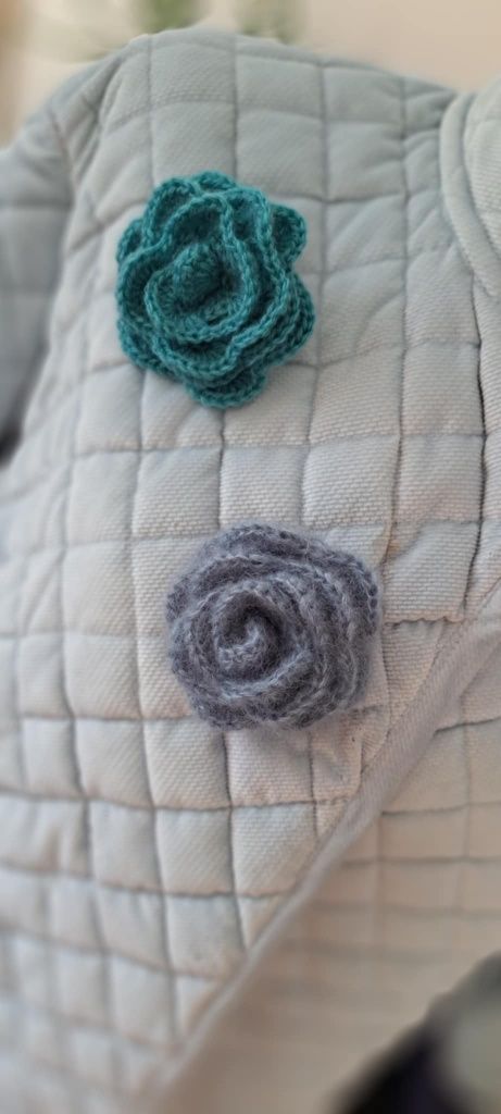Broszka handmade rękodzieło moher  jedwab wełna szydełkowa