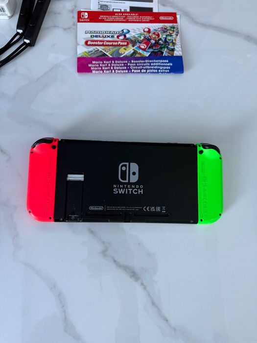 Konsola Nintendo Switch V2 + Akcesoria + Gra The Addams's Family