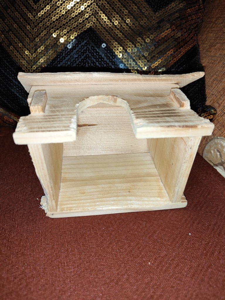 Domek z drewna własnoręcznie robiony dla gryzoni: chomika, szczurka.
