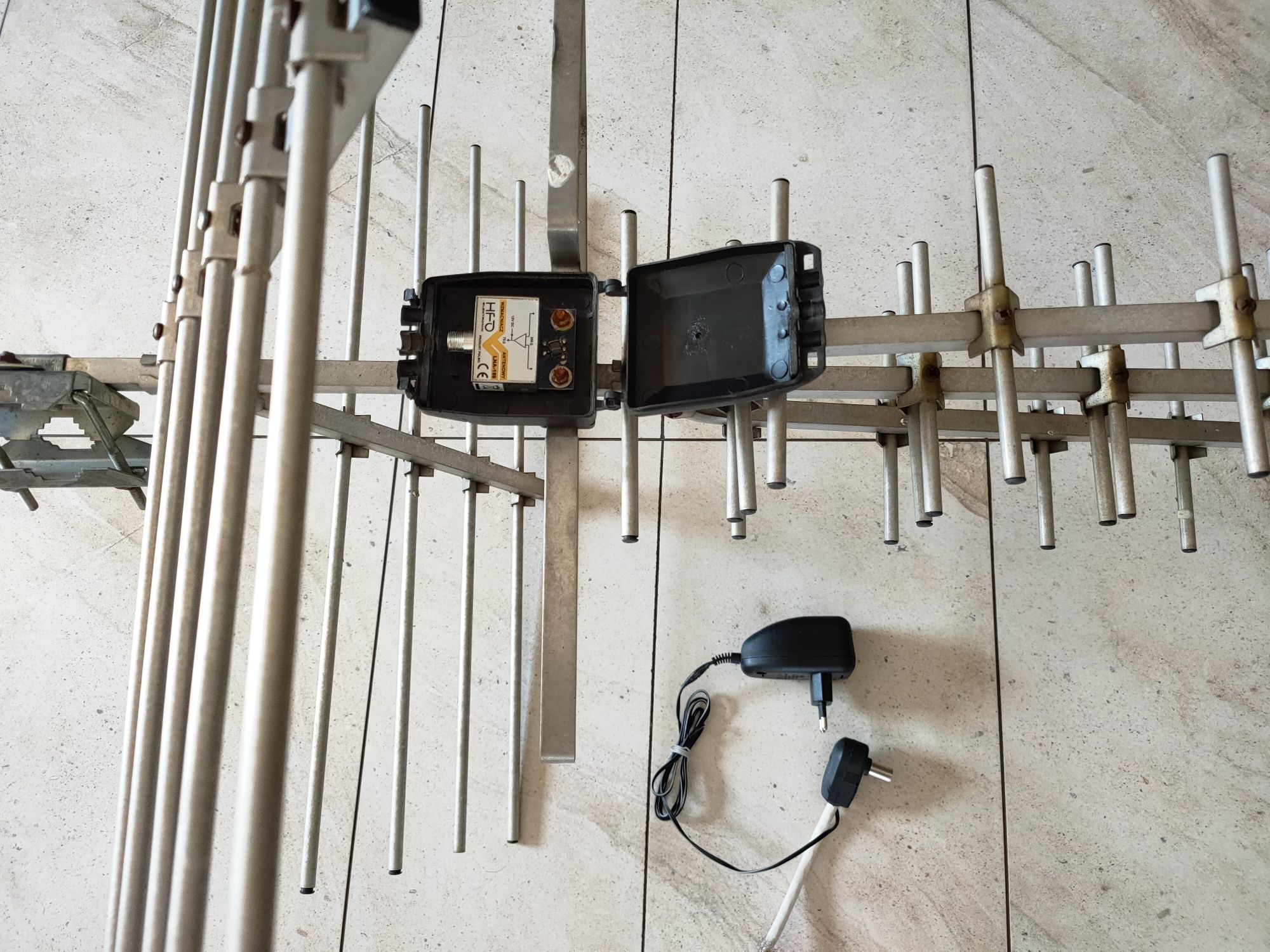 Antena szerokopasmowa z zasilaczem