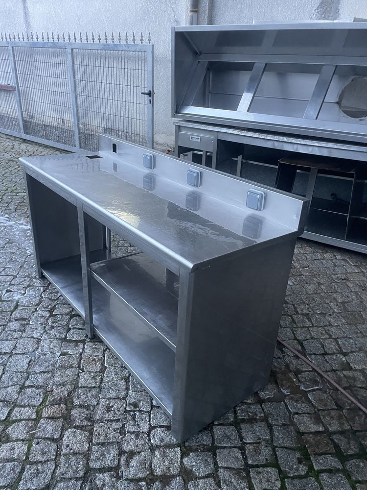 Bancada de inox - C/ tomadas elétricas