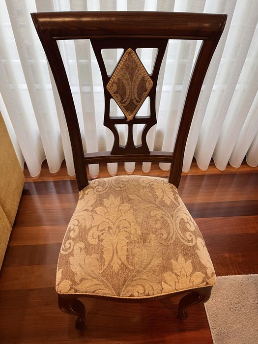 Mesa de madeira e 8 cadeiras