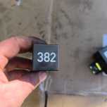 AUDI A4 B5 PRZEKAŹNIK 382 4D0907131